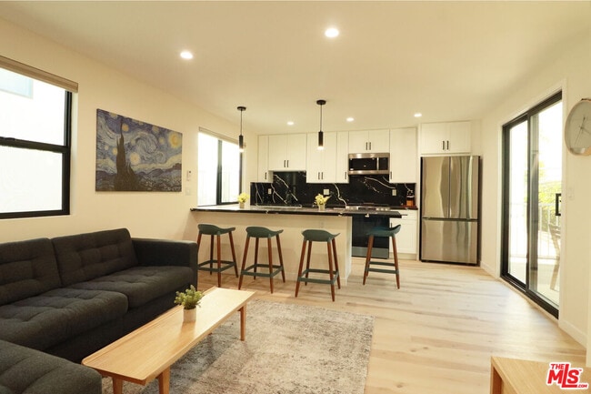 Foto del edificio - 918 N San Vicente Blvd