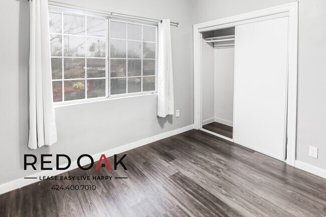 Building Photo - Charming, Spacious, and Sunny Three Bedroo...