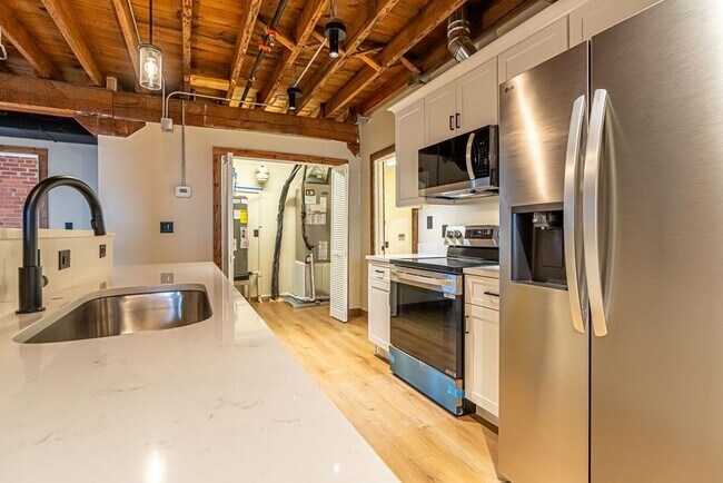 Building Photo - 453 E Main St