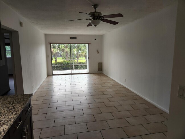 Building Photo - 1021 Crystal Lake Dr
