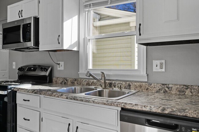 Building Photo - Beautiful 4BR/1Bath House in Arden Hills A...