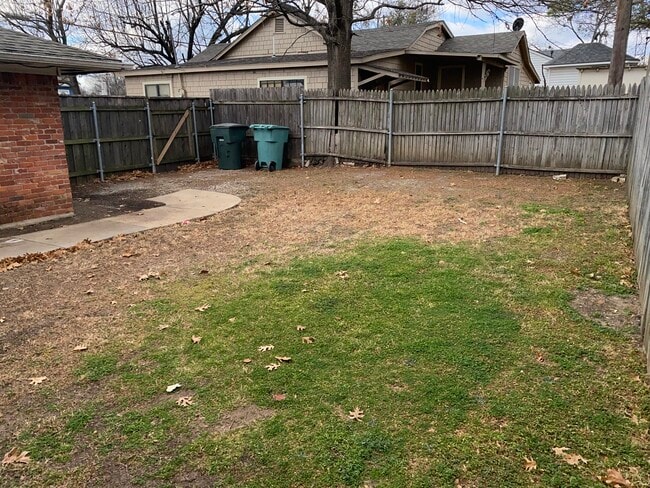 Foto del edificio - 317 W McLain Dr