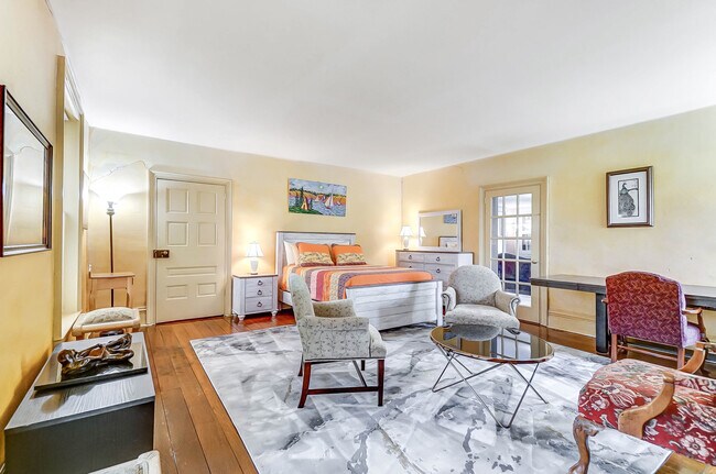 Spacious bedroom with seating area and TV - 705 Deacon St