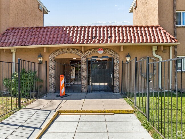 Entrada a la comunidad - Casa Serena Apartments