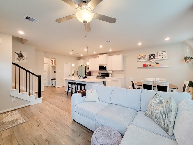Building Photo - 1510 Lakeline Oak Dr