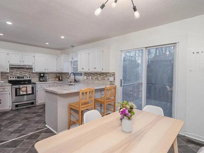 Building Photo - 241 Saddlebrooke Rd