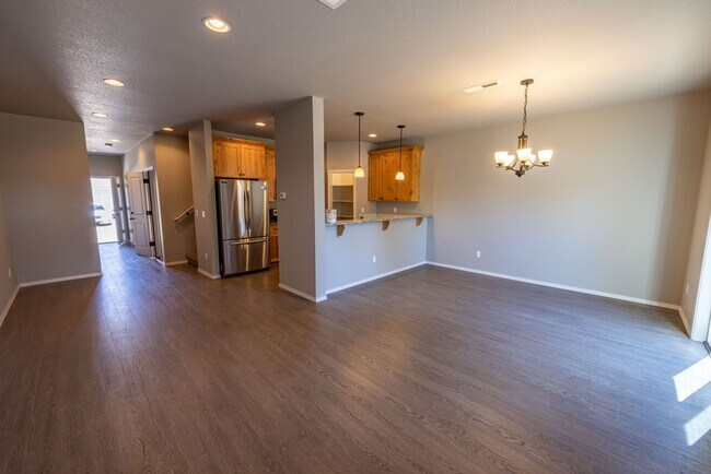 Building Photo - Three bedr townhouse in Orchards - Central AC