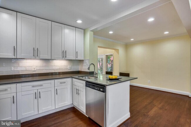 Foto del edificio - 8810 Melwood Rd