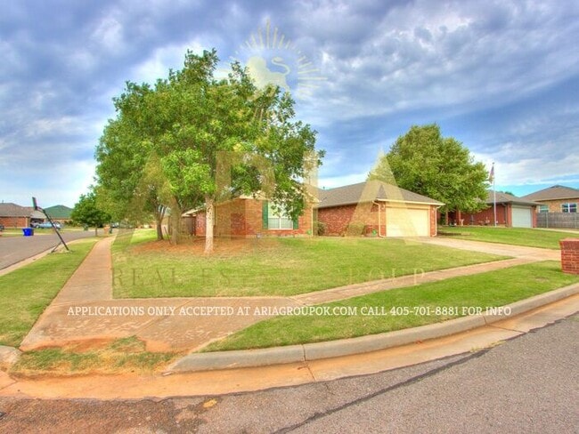 Building Photo - Spacious 3 bed 2 Bath North Norman House!