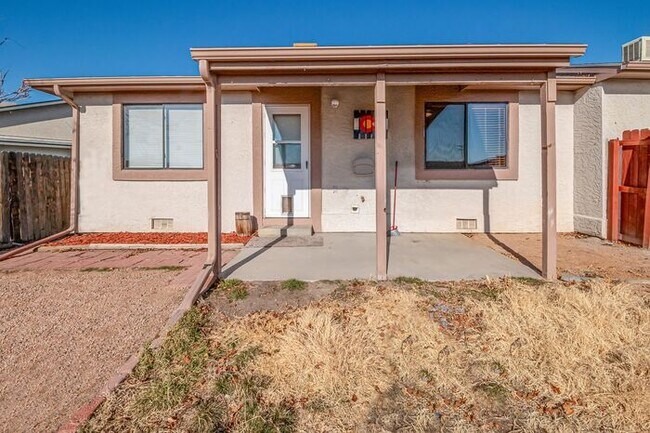 Foto del edificio - Charming 2-bedroom, 2-bathroom townhome with a 1-car garage