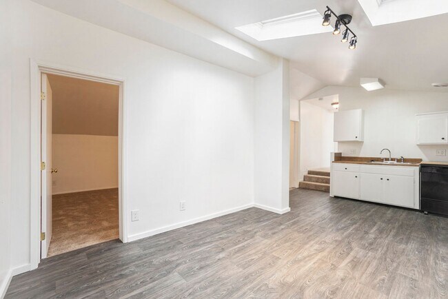 Building Photo - Clement Ave 2333