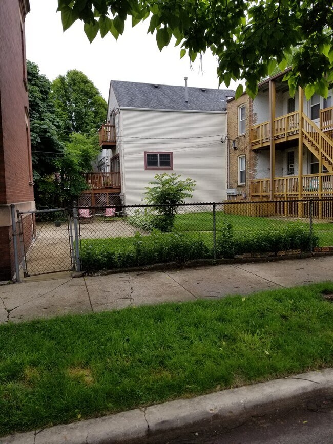 Building Photo - 3445 N Wolcott Ave