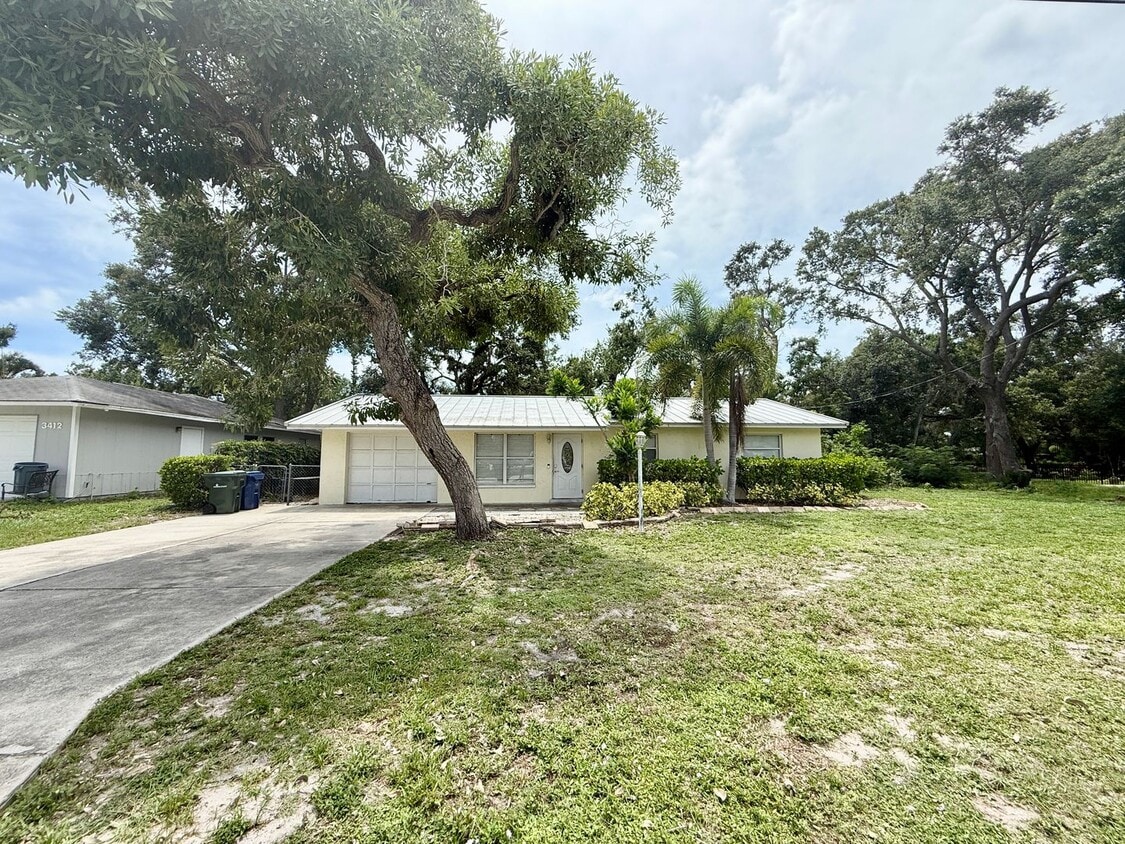 Primary Photo - Sarasota Springs Gem - 3 Bedroom Plus Den ...