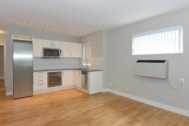 Building Photo - 83 Isabella St