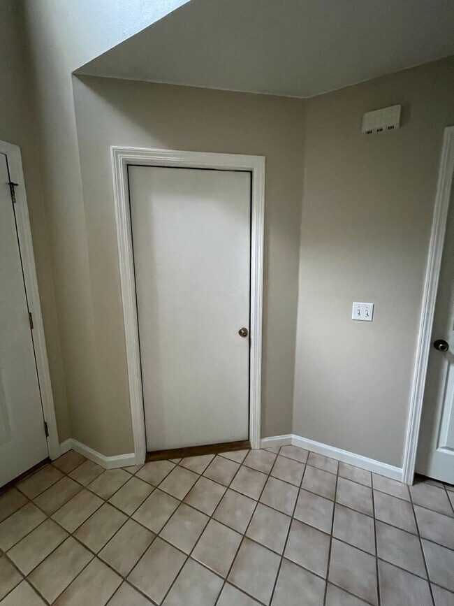 Building Photo - Briarwood West