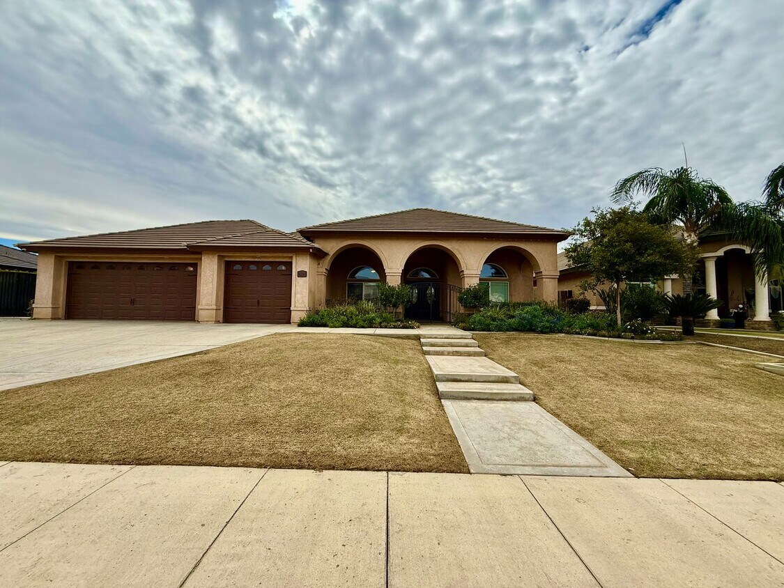 Foto principal - Stunning NW Bakersfield Home