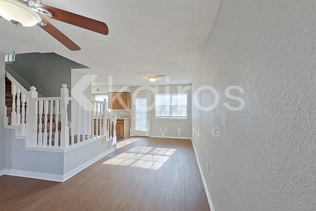 Building Photo - 832 Courtenay Pl