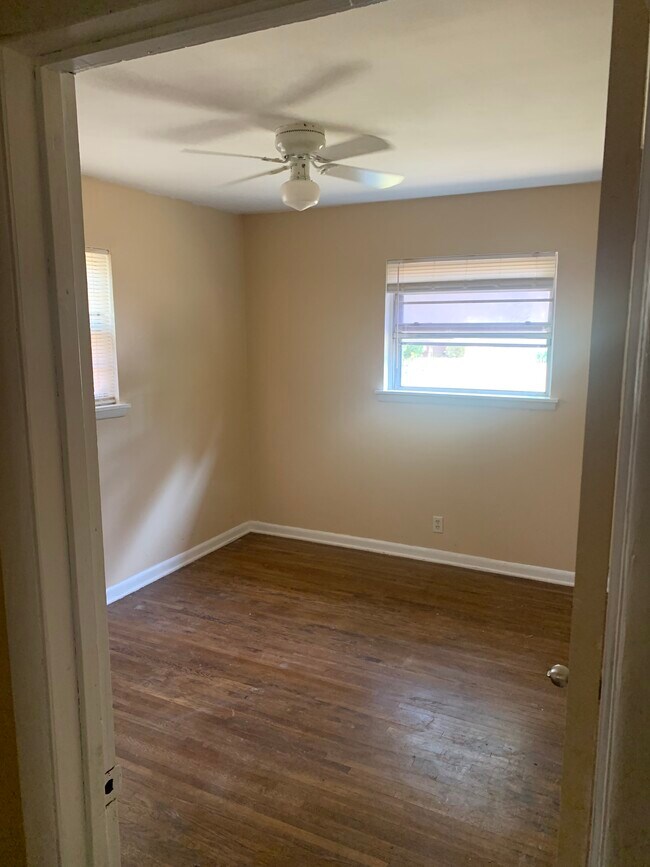 Building Photo - 205 Meadow Park Dr