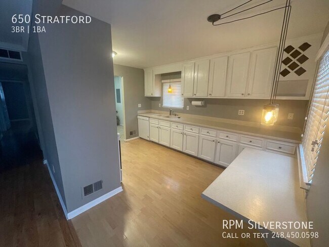 Building Photo - Spacious 3-bedroom