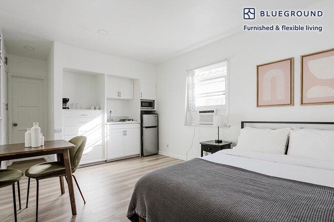 Building Photo - 944 Tiverton Ave