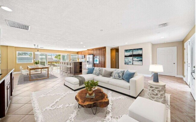 Building Photo - Melbourne Beach gem with covered boat house
