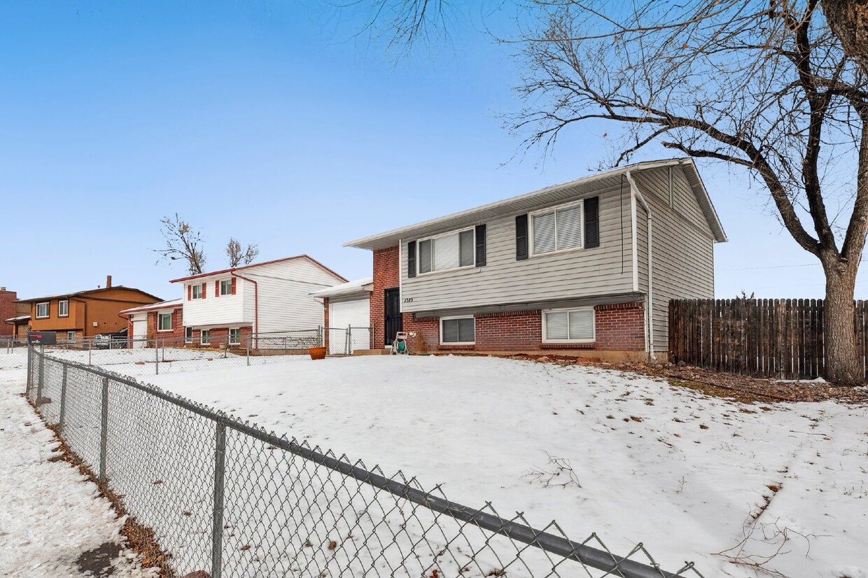 Foto principal - Renovated 3-Bedroom Home Near Fort Carson ...