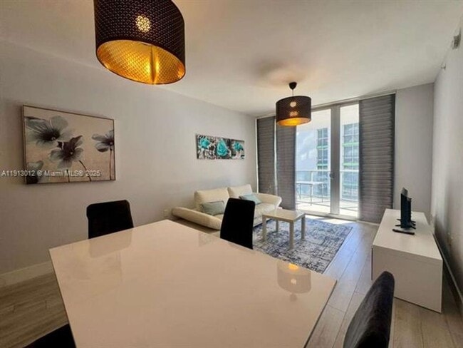 Foto del edificio - 488 NE 18th St