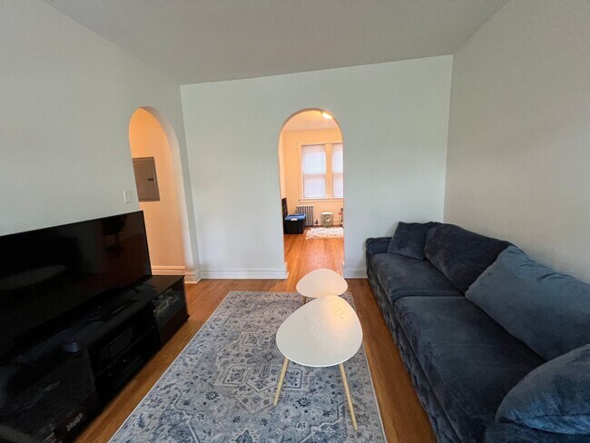 Foto del edificio - Lovely Renovated 1 BR In North Center