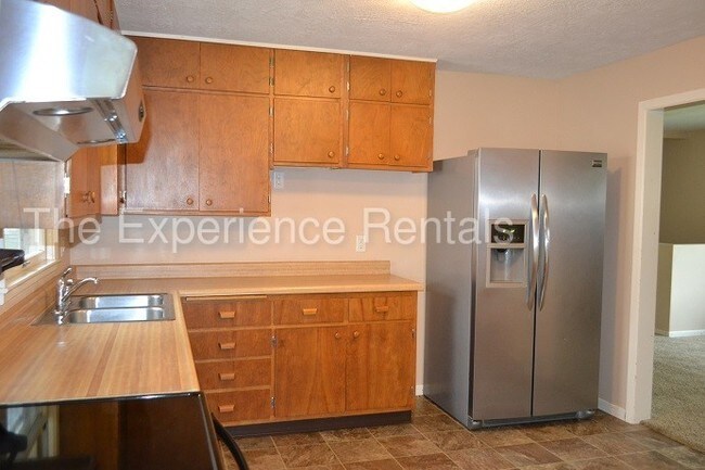 Building Photo - Spacious 4 bedroom, 2 bath home