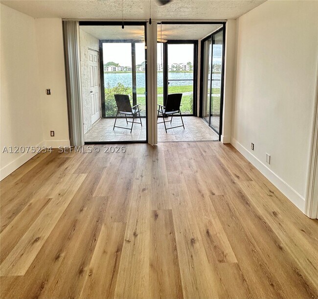 Foto del edificio - 202 Lake Pointe Dr