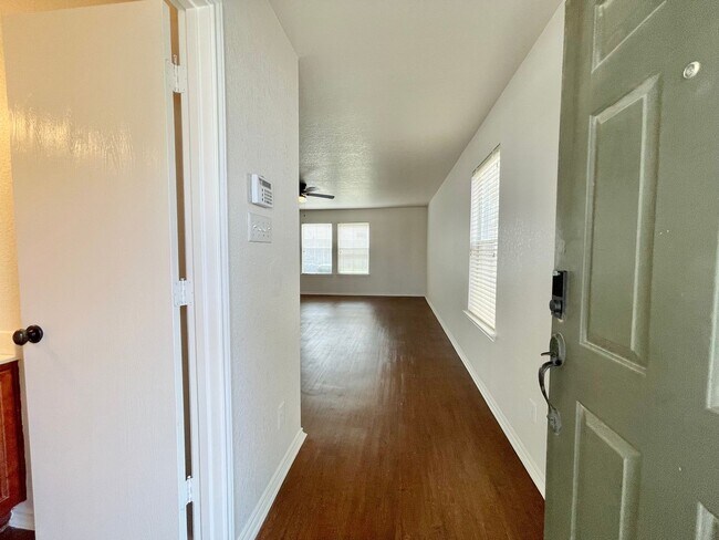 Foto del edificio - 2 Story Home in Great Location!