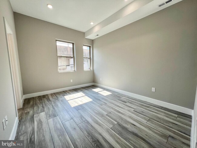Foto del edificio - 1068 N Front St