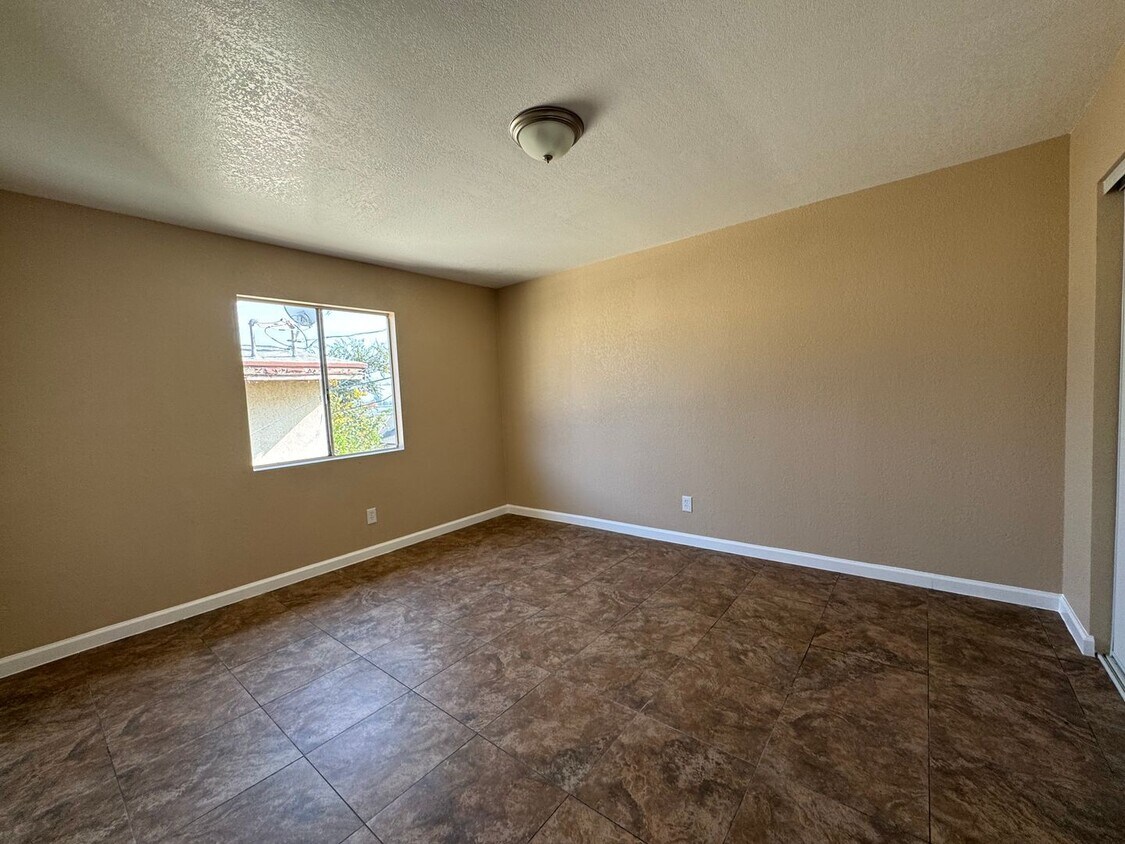 Building Photo - Three Bedroom One Bathroom Apartment in San Bernardino