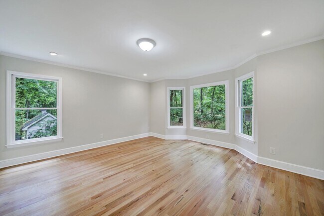 Foto del edificio - Beautiful Five Bed Three and Half Bath Hom...