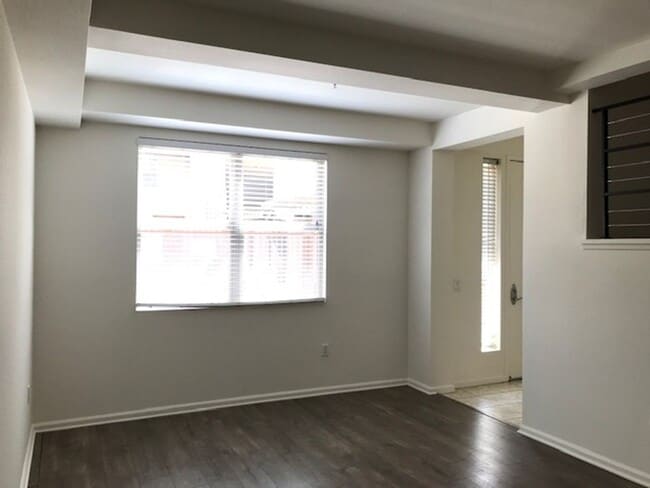 Foto del edificio - 2BR + 2 1/2BA CONDO AVAILABLE NOW IN BURBANK!