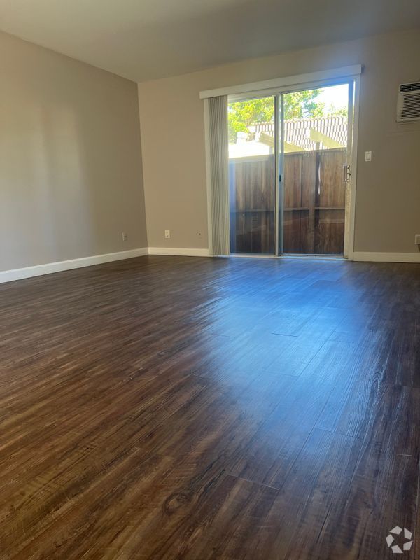 Building Photo - 3401 Hillsborough Dr