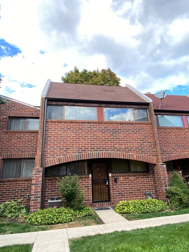 Primary Photo - 841 S Racine Ave