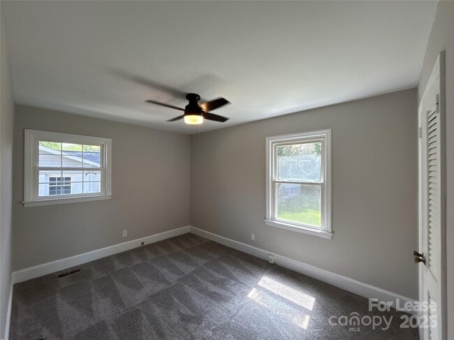 Foto del edificio - 4820 Charleston Dr