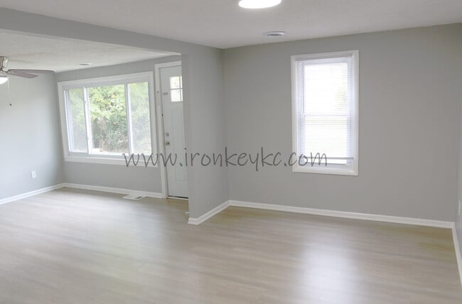 Building Photo - 5231 N Merrimac Ave