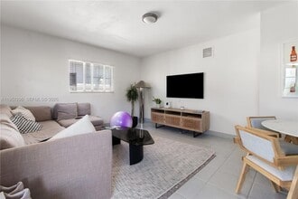 Building Photo - 1050 7th St