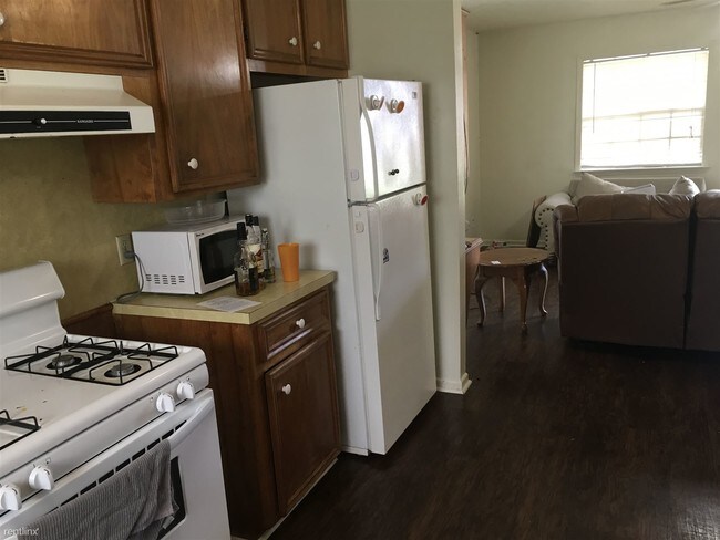 Building Photo - 3 br, 1.5 bath House - 600 Peyton St 600 P...