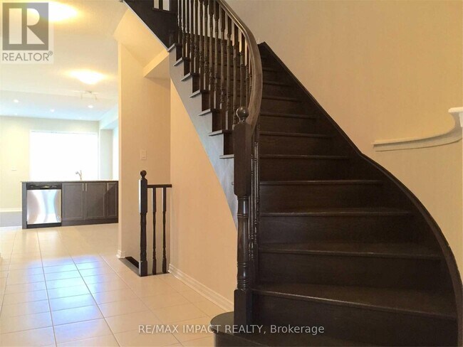 Building Photo - 20 Rimrock Cres