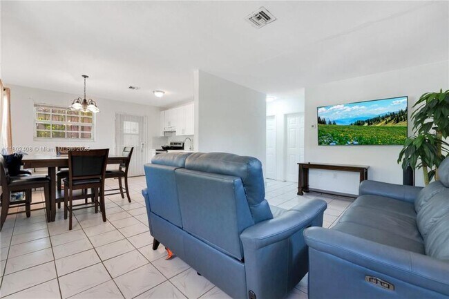 Building Photo - 2 bedroom in Miami FL 33138