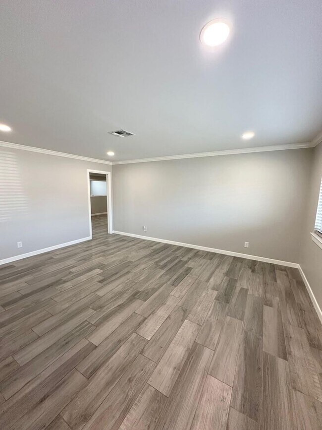 Building Photo - 3 Bed 2 Bath Ready To Rent ASAP!