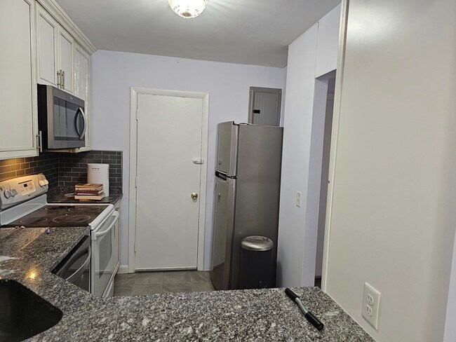 Building Photo - 29 Custer St