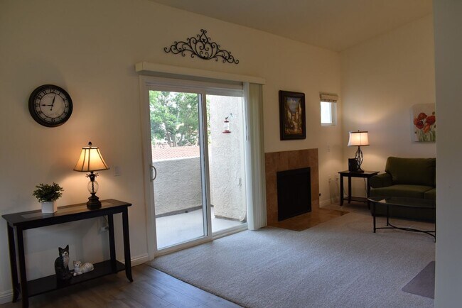 Foto del edificio - Unfurnished - Upgraded Condo -The Bluffs a...