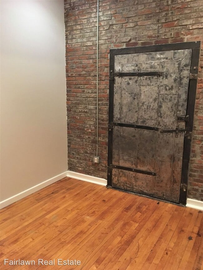 Building Photo - 116 N Walnut St