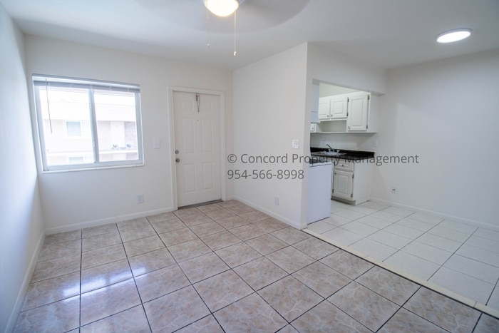 Primary Photo - Nice 2nd Floor 1/1 in GREAT Hollywood Loca...