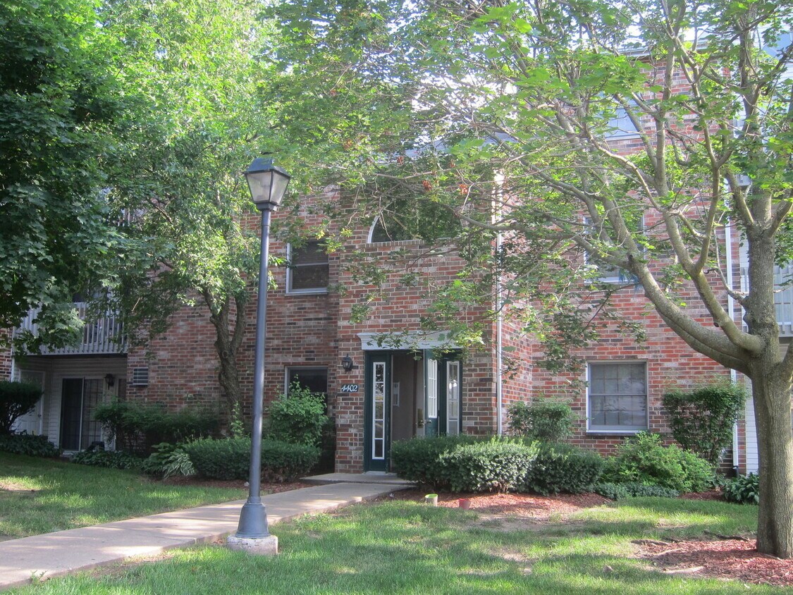 4402 W Shamrock Ln Unit 2B, McHenry, IL 60050 Condo for Rent in