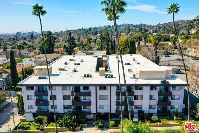 Building Photo - 2035 Dracena Dr